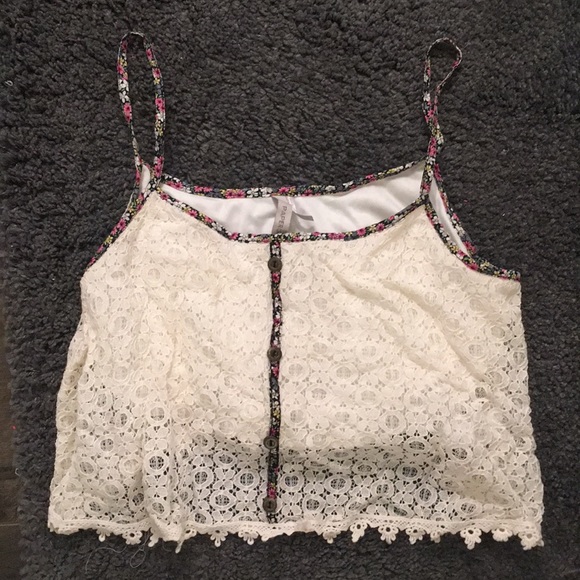 NWOT white lace crop top with floral trim 😍 - Picture 2 of 8